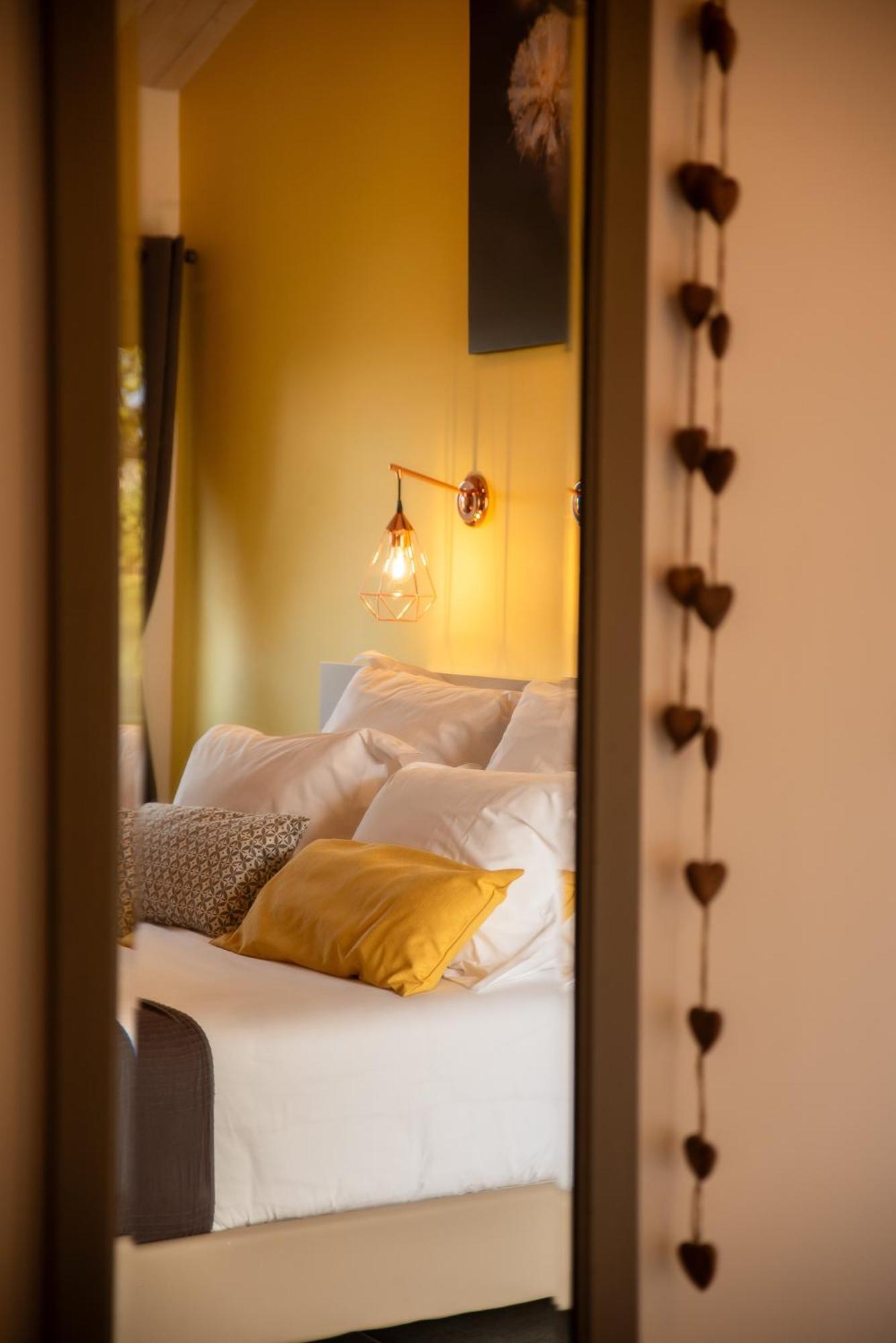 Bed and Breakfast Domaine Forvent Saint-Julien-de-Peyrolas Экстерьер фото